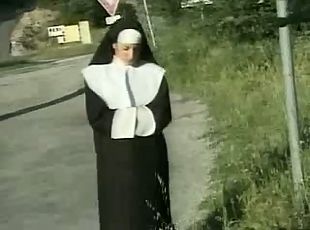 Монахини